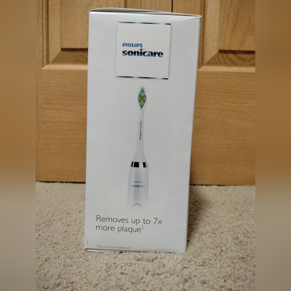 NEW Philips Sonicare DiamondClean Classic Electric Toothbrush - White - Picture 2 of 6